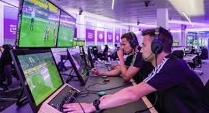 前锋连续三轮破门，全场观众沸腾